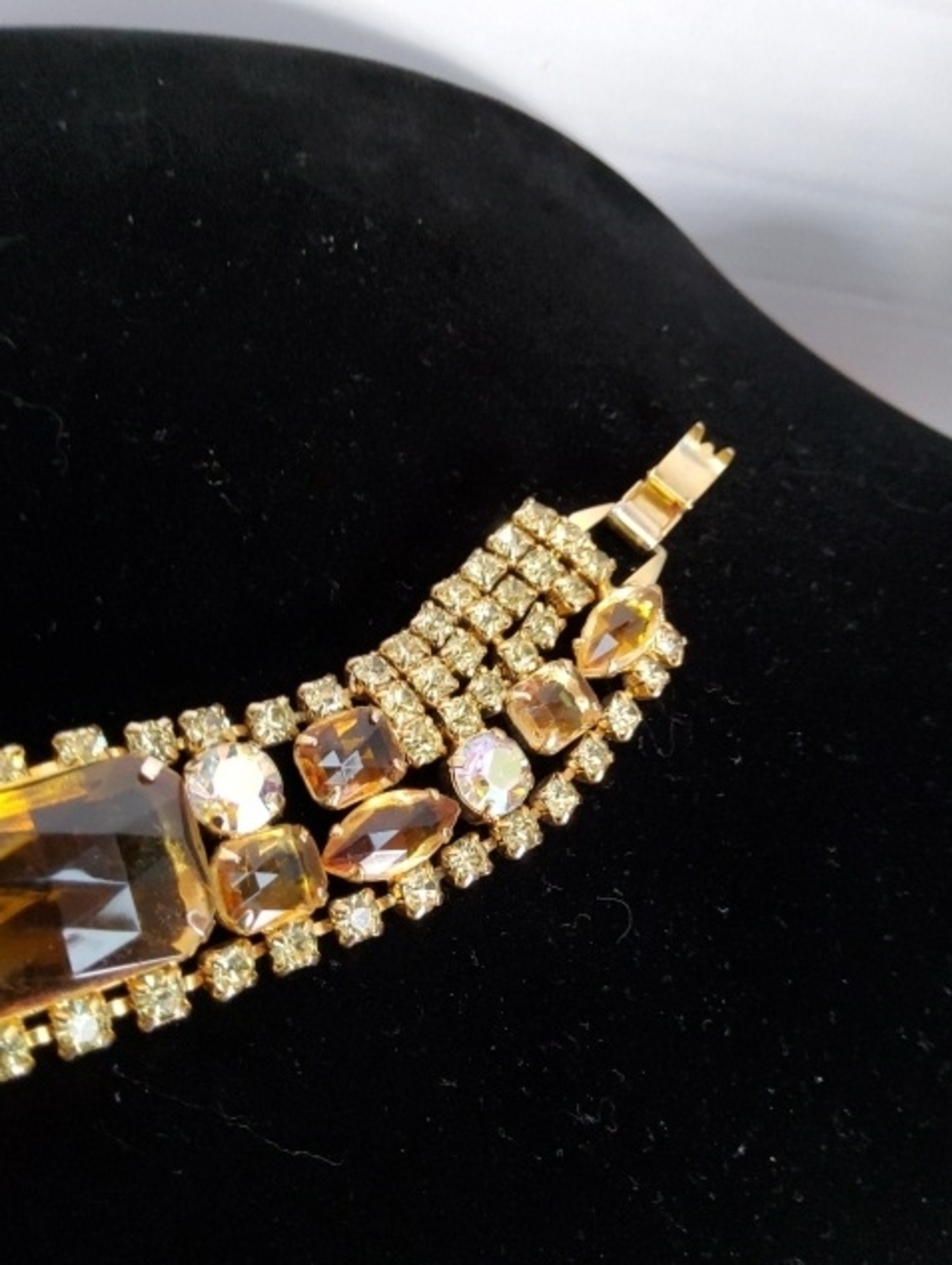 Vintage Goldtone Statement Bracelet. - Picture 4 of 8